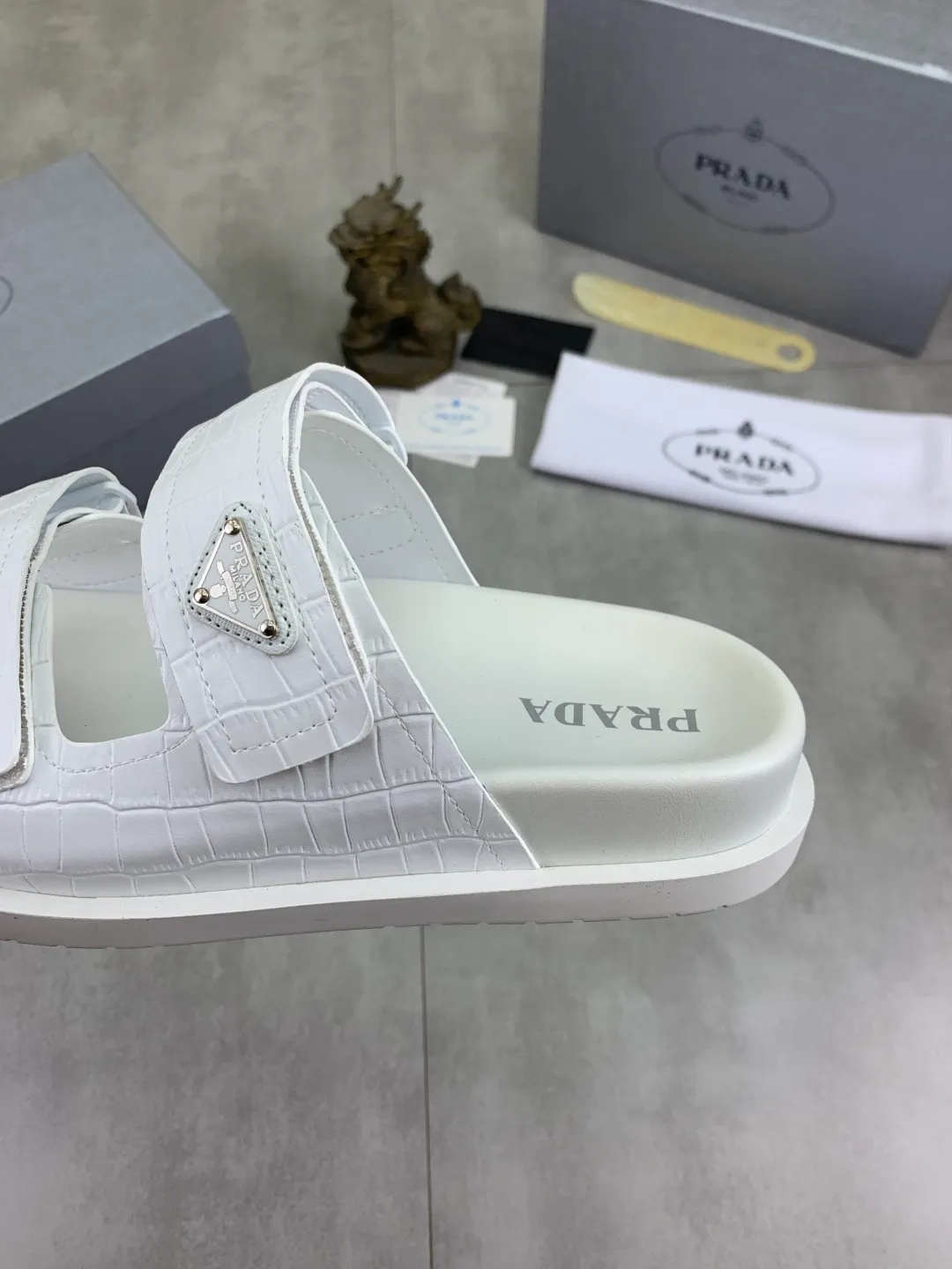 Men's shoes 💰P340💰【New style】🎁🎁🎁 PRADA Prada's new casual slippers, original official website, perfect workmanship, transmitting a kind of noble luxury, sublimating its definition of luxury in Prada's high-end extraordinary craftsmanship. Original combination outsole, code number: 38-44 (45 customized) Multiple colors 🉑️ to choose from